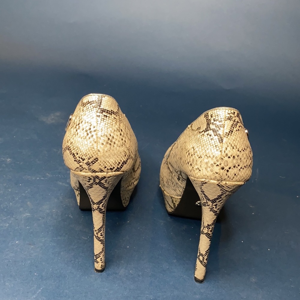 Dereon Pumps - Picture 2 of 4